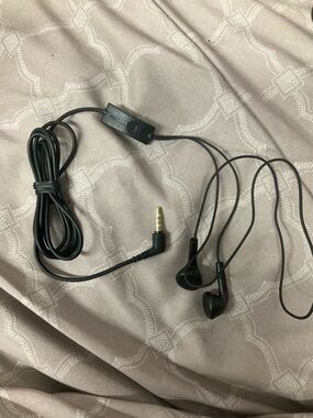 ⭐️ 10-4-$10- Samsung Black Wired Earbuds with Inline Mic and 3.5mm Jack